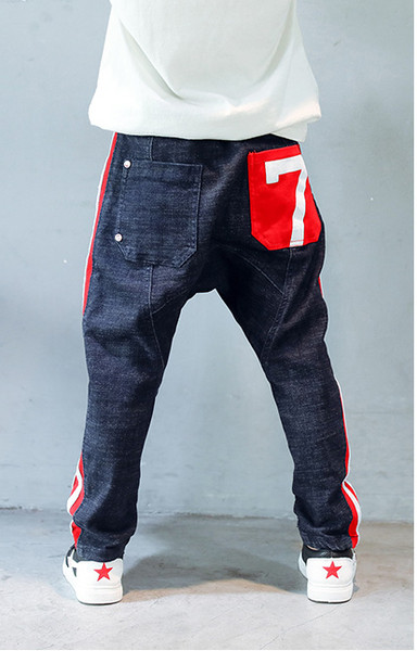 Modern gyereknadrág színes szegéllyel és nyakkendővel