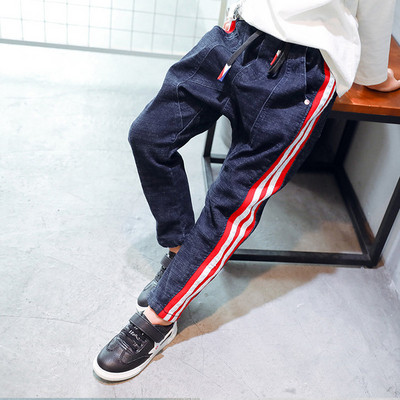 Modern gyereknadrág színes szegéllyel és nyakkendővel