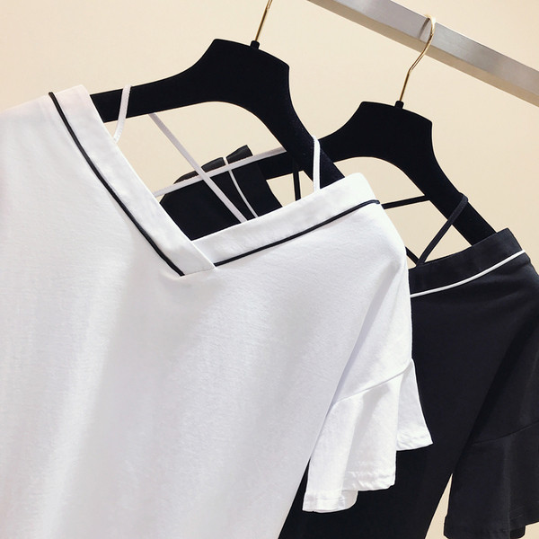 Stílusos női póló fehér és fekete pántokkal