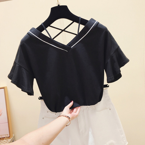 Stílusos női póló fehér és fekete pántokkal