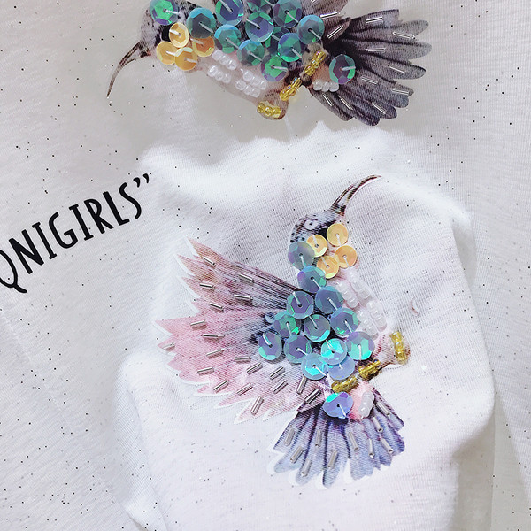 Modern női póló felirattal és flitterekkel, két színben