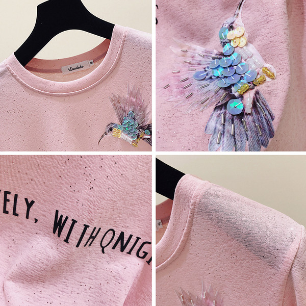 Modern női póló felirattal és flitterekkel, két színben