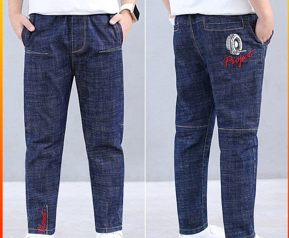 Alkalmi gyerekfarmer hímzéssel és zsebekkel