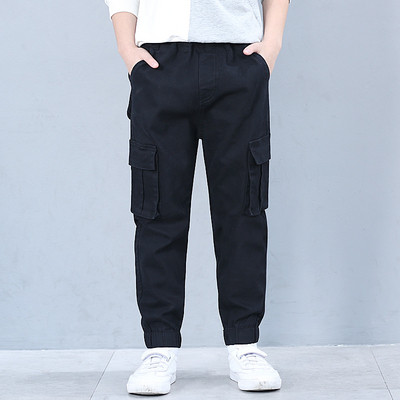 Μοντέρνο παιδικό παντελόνι με τσέπες σε μαύρο χρώμα