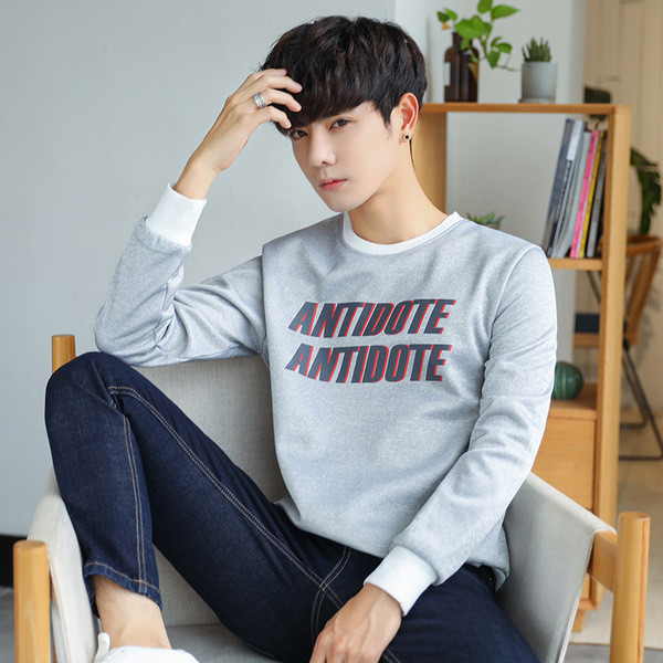 Bluză bărbătească cu inscripții și guler în formă de O în trei culori