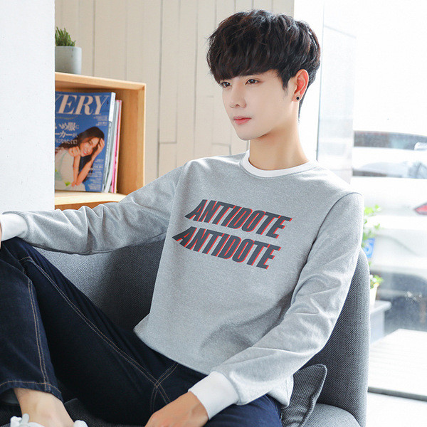 Bluză bărbătească cu inscripții și guler în formă de O în trei culori