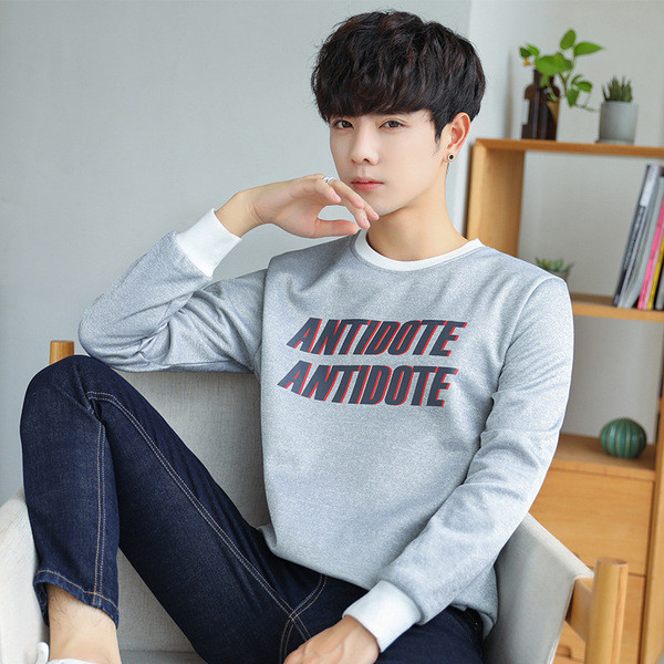 Bluză bărbătească cu inscripții și guler în formă de O în trei culori