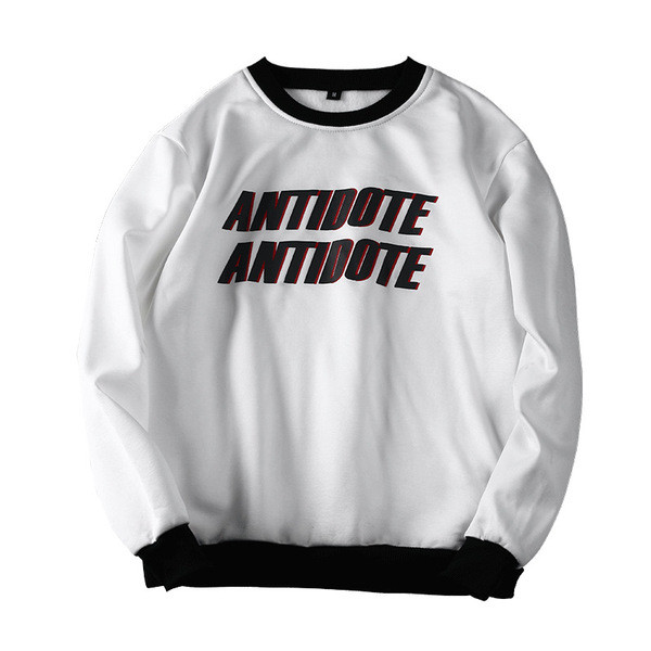 Bluză bărbătească cu inscripții și guler în formă de O în trei culori