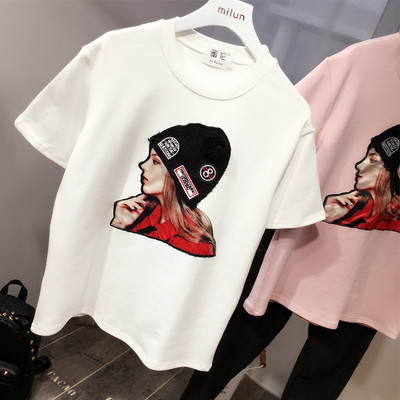 Alkalmi női póló színes rátéttel és 3D elemekkel