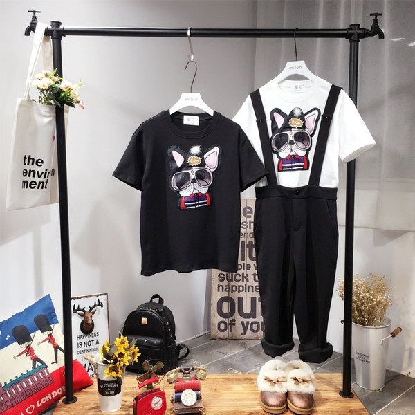 Alkalmi női póló színes rátéttel és 3D elemekkel