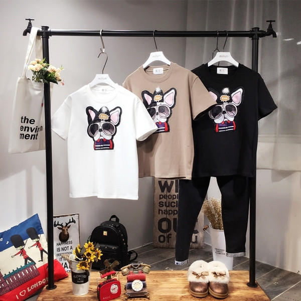 Alkalmi női póló színes rátéttel és 3D elemekkel