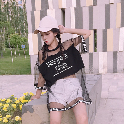 Modern női tunika fekete-fehér feliratokkal