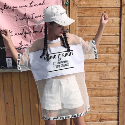 Modern női tunika fekete-fehér feliratokkal