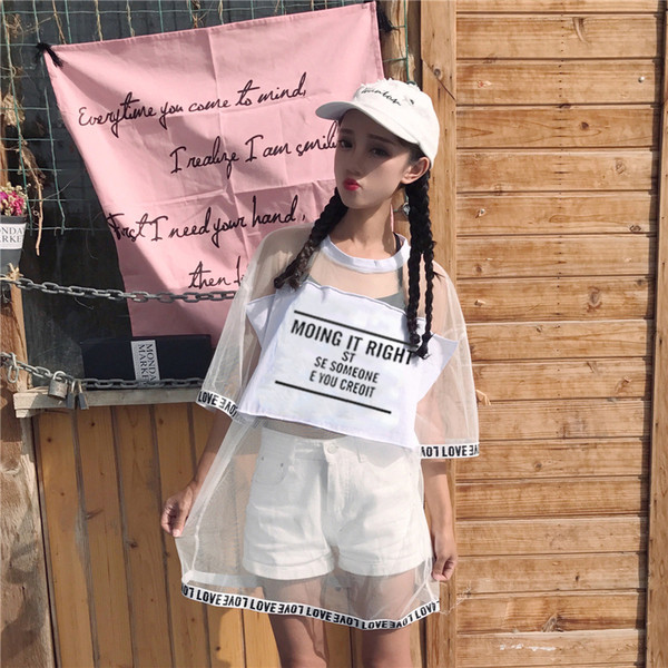 Modern női tunika fekete-fehér feliratokkal