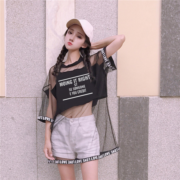 Modern női tunika fekete-fehér feliratokkal