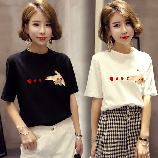 Γυναικείο μπλουζάκι σε μαύρο και άσπρο με κεντήματα