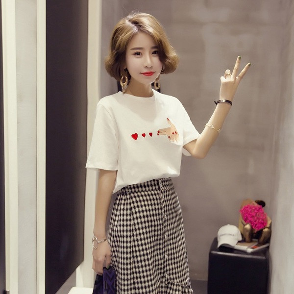 Γυναικείο μπλουζάκι σε μαύρο και άσπρο με κεντήματα