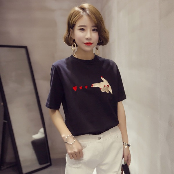 Γυναικείο μπλουζάκι σε μαύρο και άσπρο με κεντήματα