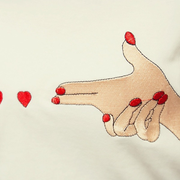 Γυναικείο μπλουζάκι σε μαύρο και άσπρο με κεντήματα