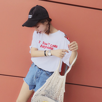 Μοντέρνα γυναικεία μπλούζα με επιγραφές και κορδόνια  σε μαύρο και άσπρο χρώμα