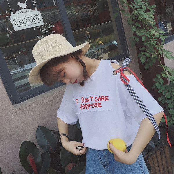 Μοντέρνα γυναικεία μπλούζα με επιγραφές και κορδόνια  σε μαύρο και άσπρο χρώμα