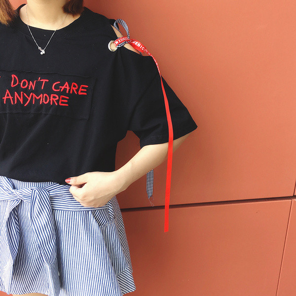 Μοντέρνα γυναικεία μπλούζα με επιγραφές και κορδόνια  σε μαύρο και άσπρο χρώμα