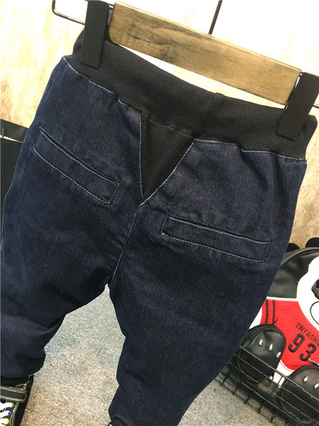 Gyerek modern nadrág zsebekkel és nyakkendőkkel fiúknak