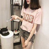 Μοντέρνα γυναικεία μπλούζα με τρισδιάστατο στοιχείο σε μαύρο, λευκό και ροζ χρώμα