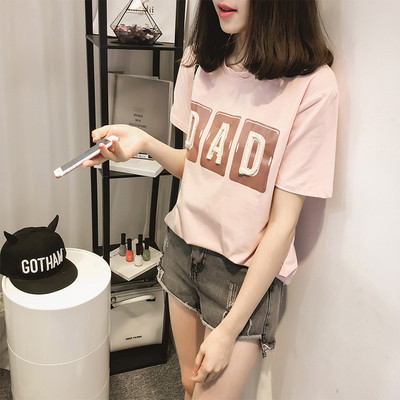 Μοντέρνα γυναικεία μπλούζα με τρισδιάστατο στοιχείο σε μαύρο, λευκό και ροζ χρώμα