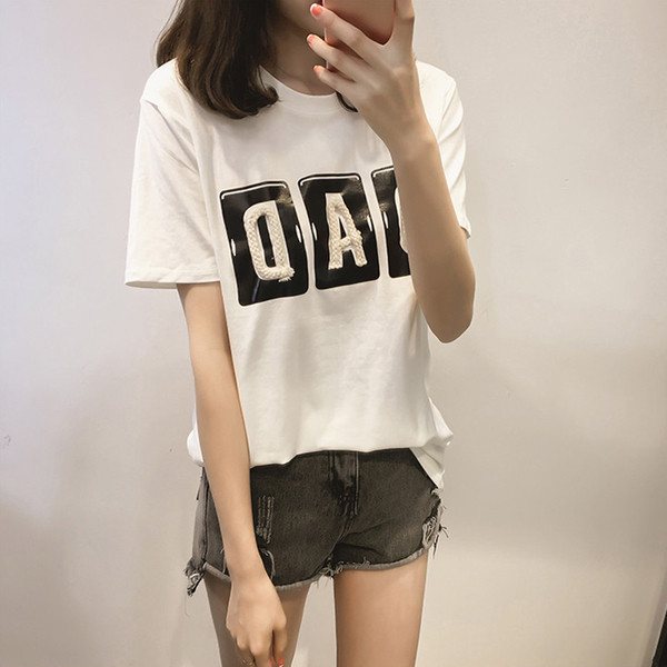 Μοντέρνα γυναικεία μπλούζα με τρισδιάστατο στοιχείο σε μαύρο, λευκό και ροζ χρώμα