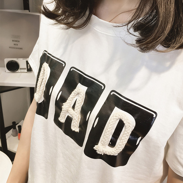 Μοντέρνα γυναικεία μπλούζα με τρισδιάστατο στοιχείο σε μαύρο, λευκό και ροζ χρώμα