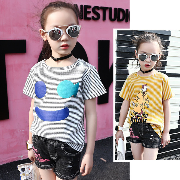 Gyermek csíkos blúz lányoknak, rövid ujjal és mintával