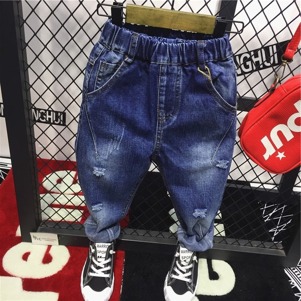 Blugi moderni pentru baieti cu motive rupte