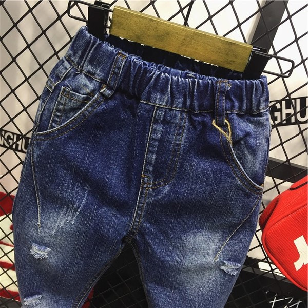 Blugi moderni pentru baieti cu motive rupte