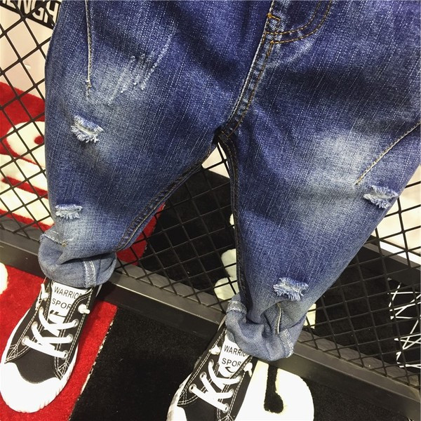 Blugi moderni pentru baieti cu motive rupte