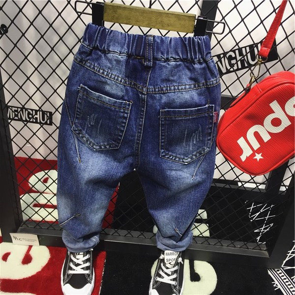 Blugi moderni pentru baieti cu motive rupte