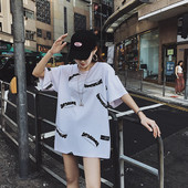 Női póló széles modell fehér színben, feliratokkal