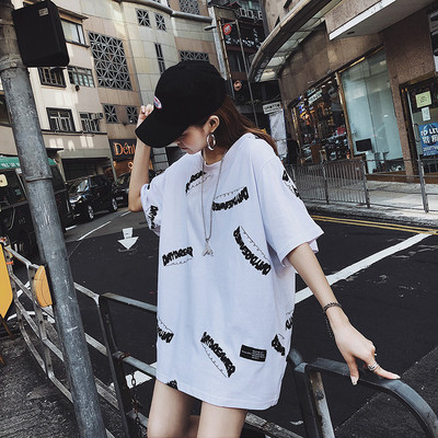 Női póló széles modell fehér színben, feliratokkal