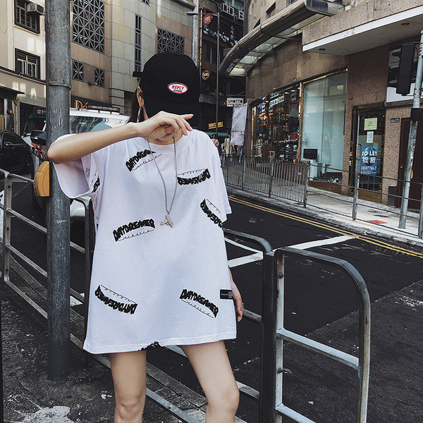 Női póló széles modell fehér színben, feliratokkal