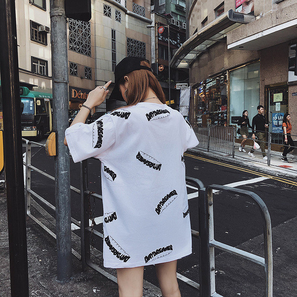 Női póló széles modell fehér színben, feliratokkal