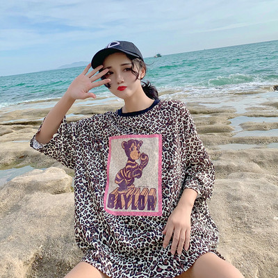 Tricou de dama modern cu imprimeu leopard si aplicatie color - model lung