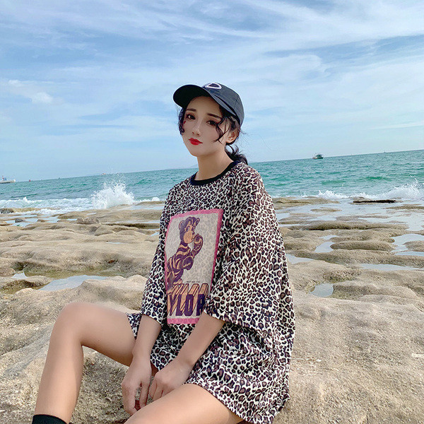 Tricou de dama modern cu imprimeu leopard si aplicatie color - model lung