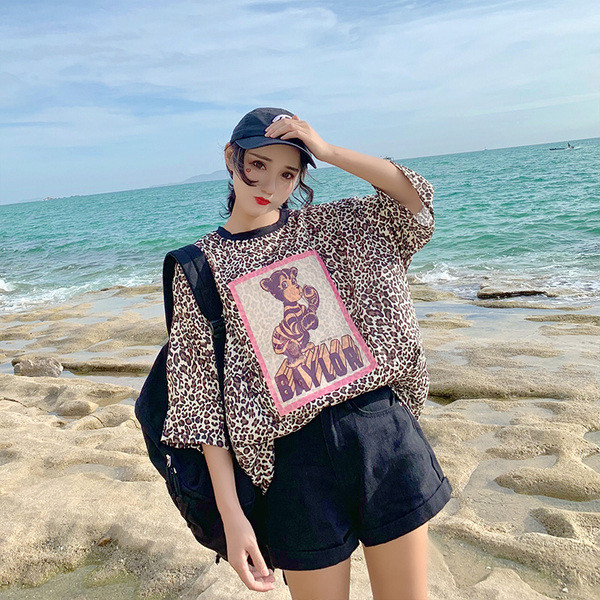 Tricou de dama modern cu imprimeu leopard si aplicatie color - model lung