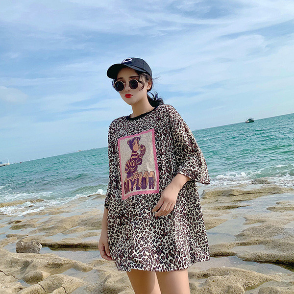 Tricou de dama modern cu imprimeu leopard si aplicatie color - model lung