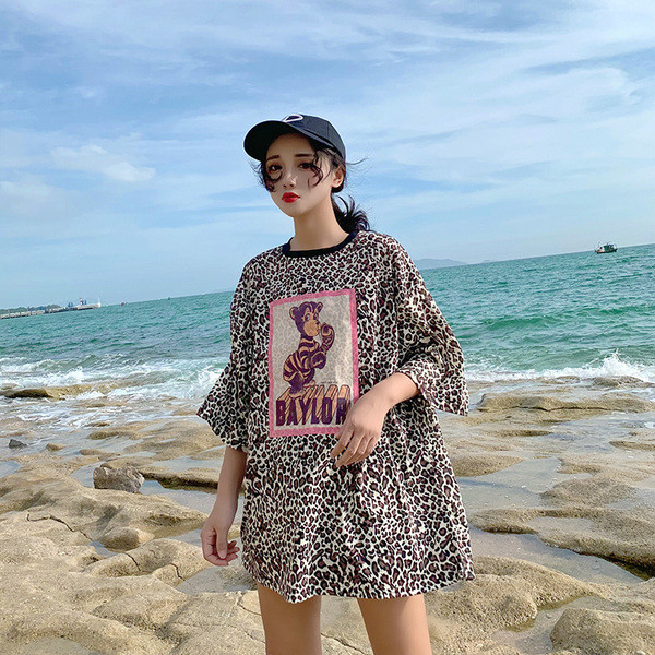 Tricou de dama modern cu imprimeu leopard si aplicatie color - model lung