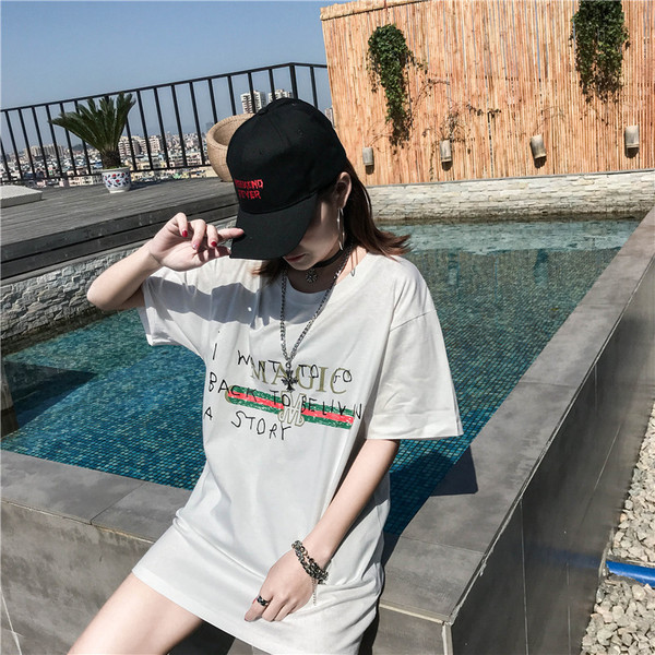 Alkalmi női póló fehér színű felirattal - hosszú modell