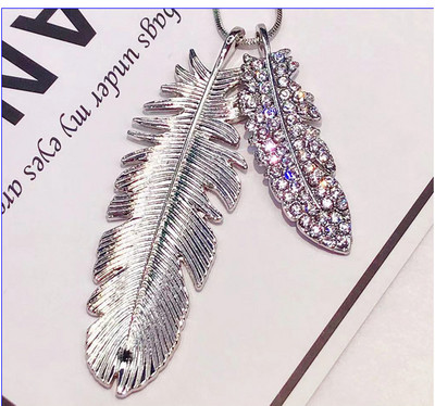 Γυναικείο κολιέ με διακοσμητικές πέτρες και μενταγιόν  φτερό