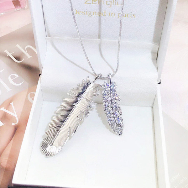 Γυναικείο κολιέ με διακοσμητικές πέτρες και μενταγιόν  φτερό