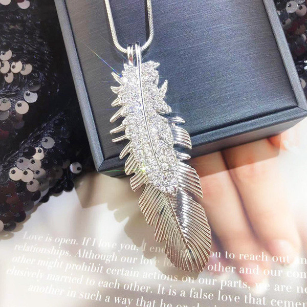 Γυναικείο κολιέ με διακοσμητικές πέτρες και μενταγιόν  φτερό