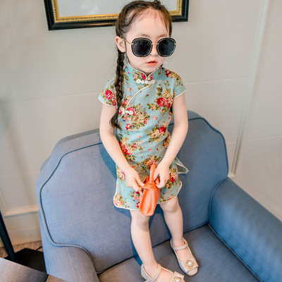 Modern gyerekruha virágos motívumokkal több színben, hasítékkal